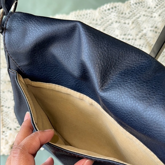 Liz Claiborne Black faux Leather Shoulder Bag - Picture 5 of 9